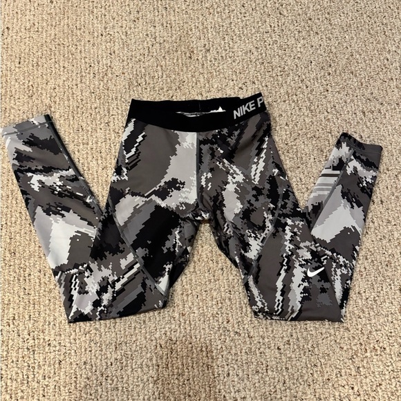 Nike Pants - NIKE PRO hyperwarm women size Medium black white geometric compression leggings